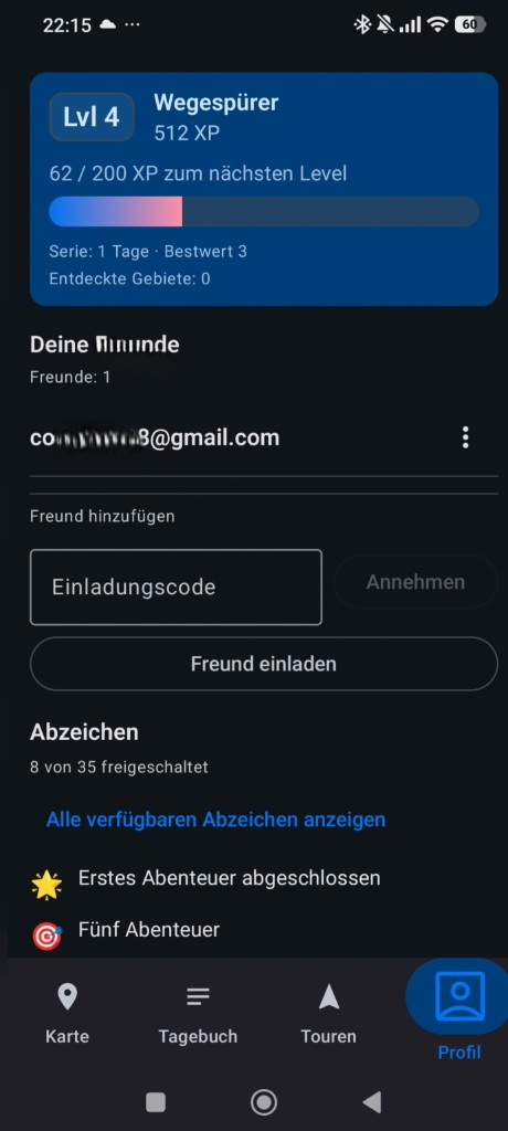 Profil-Ansicht mit Level, XP-Fortschrittsbalken, Freundesliste, Einladungscode und freigeschalteten Abzeichen.